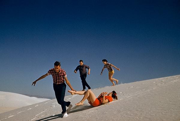 17. Beyaz kum tepeciklerinin üzerinde oynayan gençler. New Mexico. 1957.
