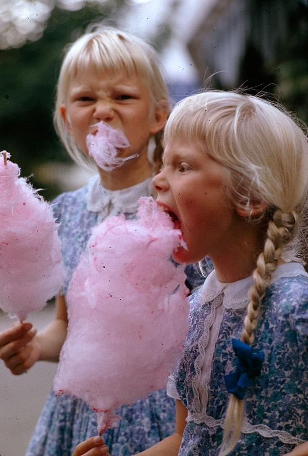 23. Pamuk şeker yiyen kızlar. Kopenhag, Danimarka. Ocak, 1963.