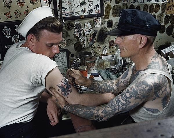 27. Virginia'da dövme yaptıran bir denizci.