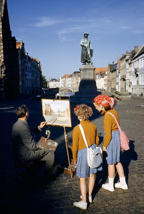 29. Bir ressamın yaptığı heykel resmini izleyen kızlar. Brugge, Belçika. Mayıs, 1955.