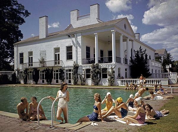32. Yüzme havuzunun etrafında güneşlenen insanlar. Charlotte, North Carolina, 1941.