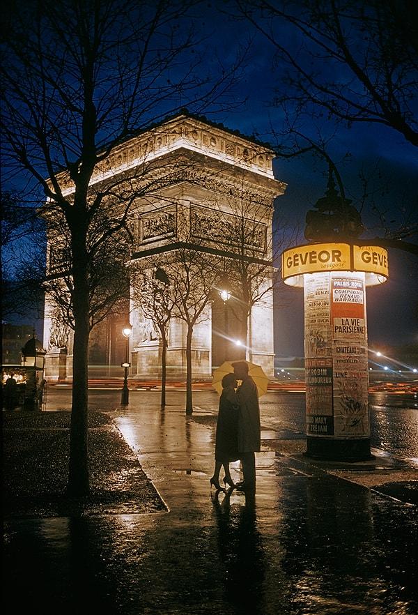 36. Paris'teki Zafer Takı'nın yanında birbirlerine sarılan aşıklar. 1960.