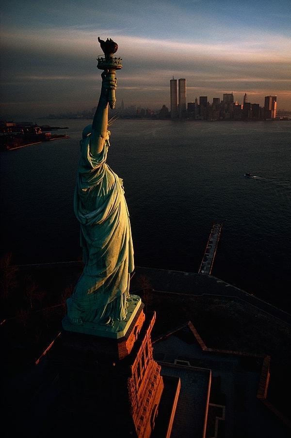 42. New York Limanı'nda şafağı selamlayan Özgürlük Heykeli. 1978.
