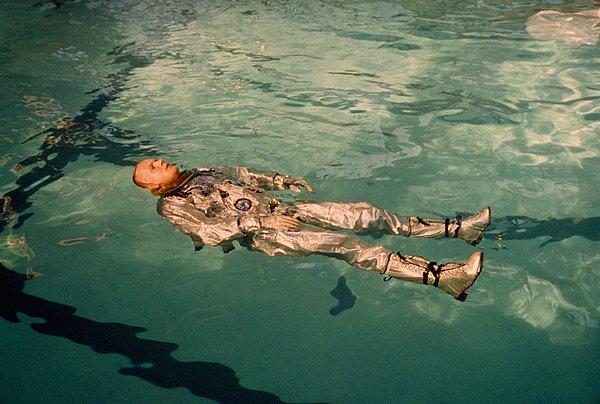 1. Astronot Neil Armstrong, uzay giysisi içinde havuzda yüzerken. 1967.