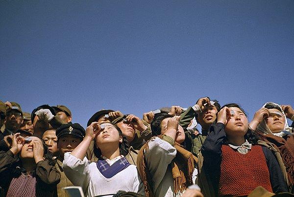 3. İsli cam ve film kullanarak güneş tutulmasını izleyen insanlar. Rebun Adası, Japonya. Mart, 1949.