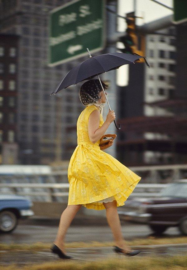 5. Sarı elbiseli ve şemsiyeli kadın. Saint Louis, Missouri. Kasım, 1965.