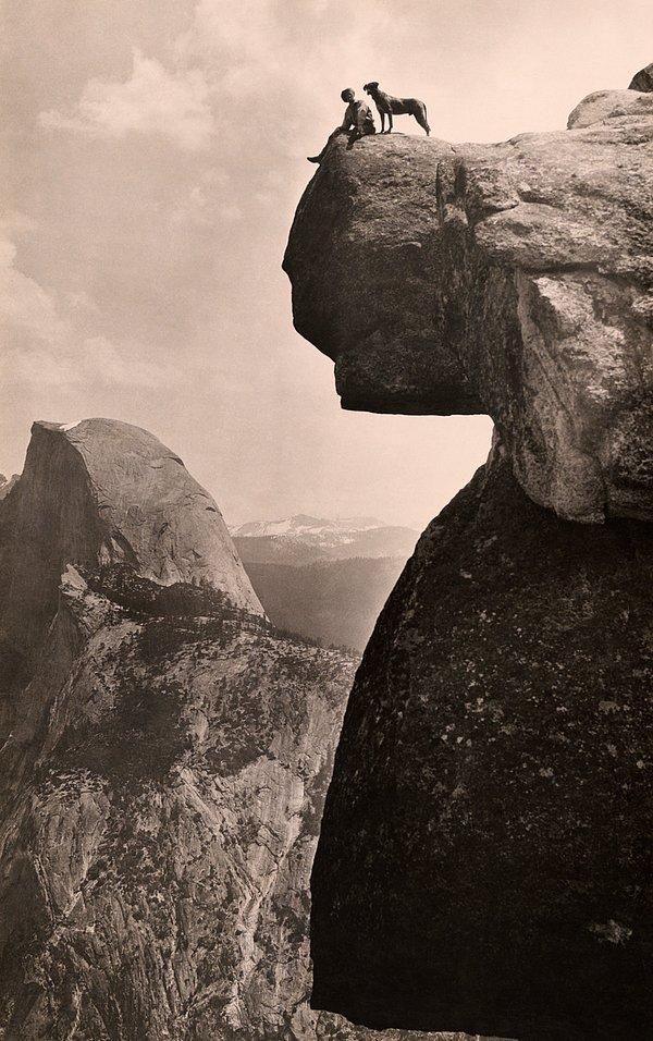 6. Bir adam köpeğiyle birlikte Yosemite Ulusal Parkı'nda bulunan ünlü bir kayanın üzerinde. Mayıs, 1924.