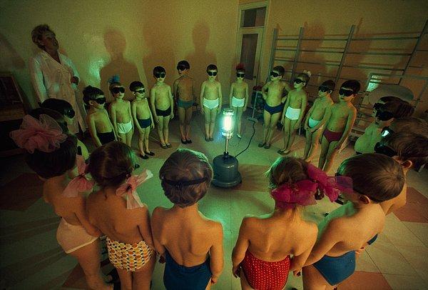 15. Ultraviyole bir lambanın etrafında bir doz D vitamini alabilmek için toplanmış çocuklar. Sovyet Sosyalist Cumhuriyetler Birliği. Ağustos, 1977.