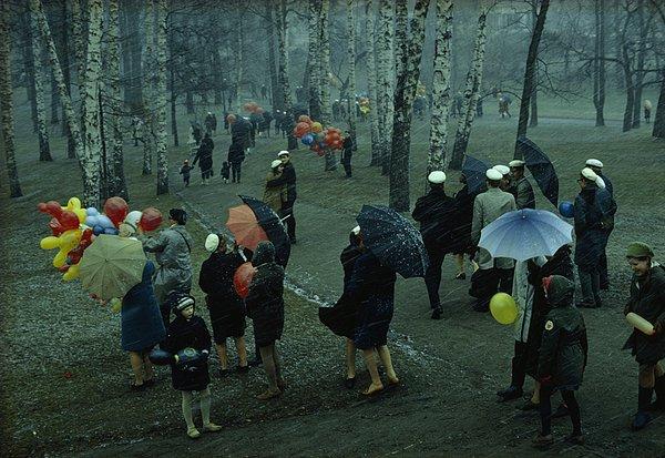 21. Bir Mayıs tipisi sırasında parkta gezintiye çıkmış insanlar. Finlandiya. 1968.