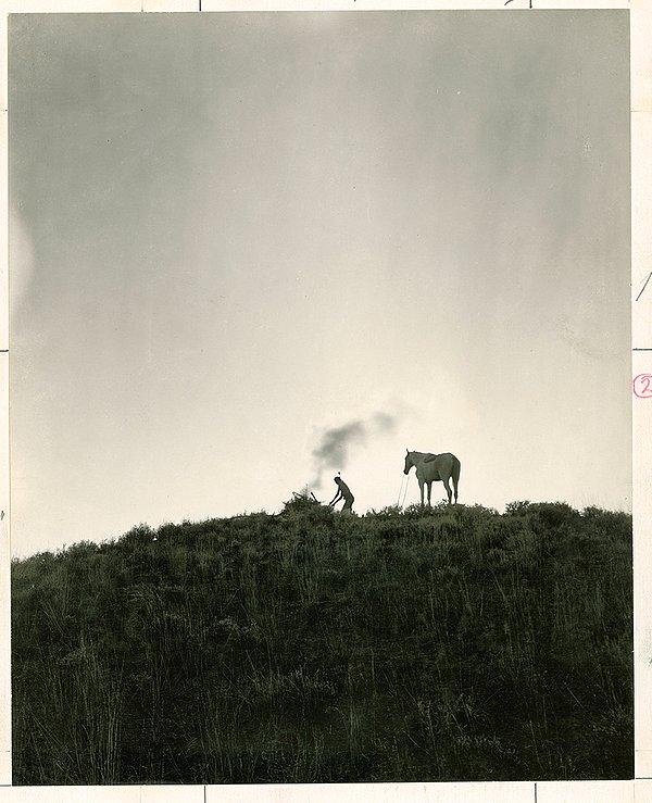 22. Haberleşmek için dumandan yararlanan bir Amerikan yerlisi. Montana. Haziran, 1909.