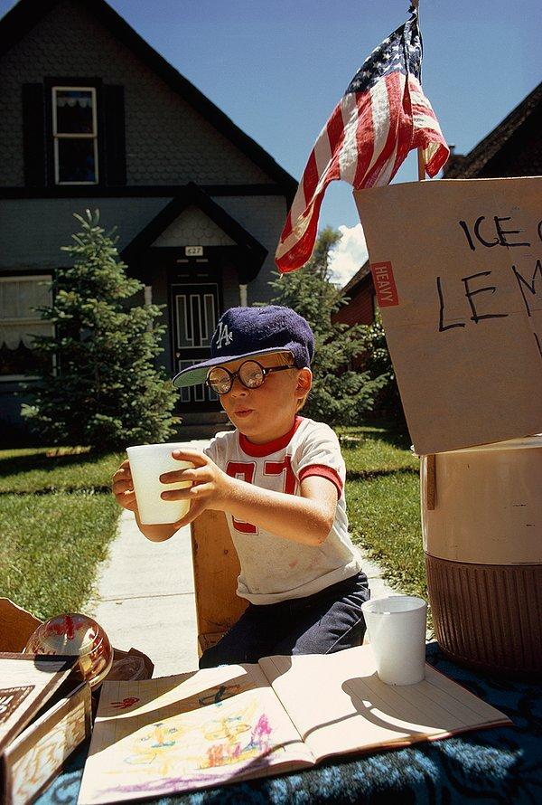 24. Evinin ön bahçesine açtığı tezgahta limona satan çocuk. Aspen, Colorado. 1973.