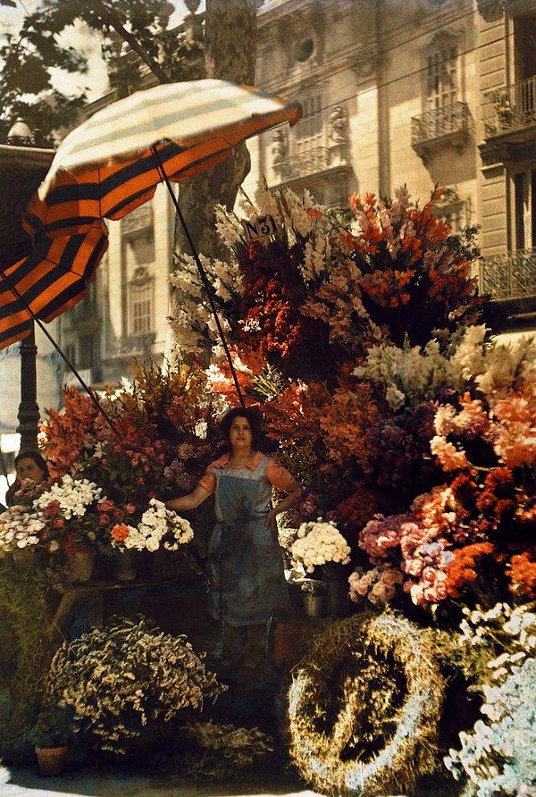 37. La Rambla Sokağı'nda çiçek satan bir kadın. Barselona, İspanya. Mart, 1929.