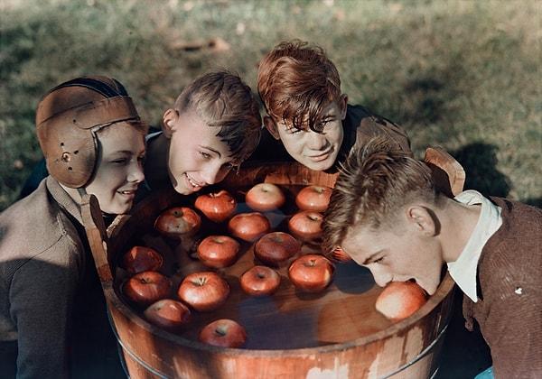 43. Ağızlarıyla elma yakalamaya çalışan dört çocuk. Martinsburg, Batı Virginia. 1939.