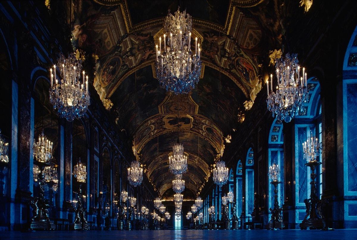 Ночной версаль. Зеркальная галерея королевского дворца в Версале. Версальский дворец бальный зал. Франция 18 век Версаль бальный зал.