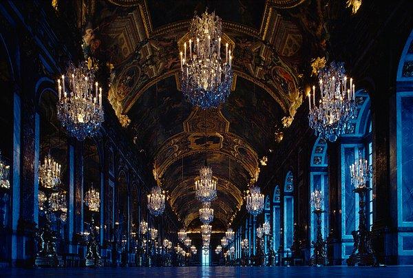 46. Versay Sarayı'ndaki Aynalar Galerisi, Güneş Kral'ın (XIV. Louis) hüküm sürdüğü dönemin ihtişamını gözler önüne seriyor. Fransa. Temmuz, 1989.