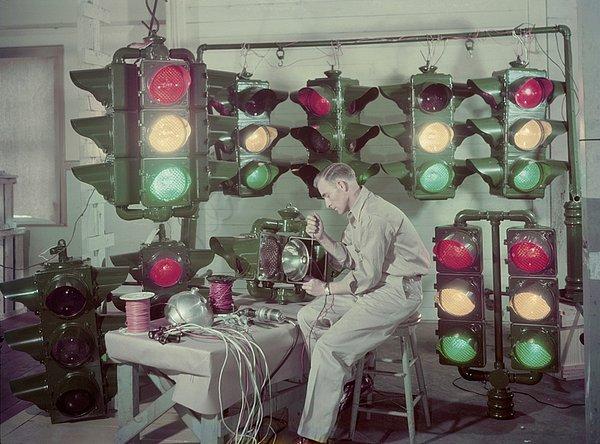 50. Shreveport'ta üretilen ve ABD'nin çeşitli bölgeleriyle yurtdışına gönderilen trafik lambaları. Aralık. 1947.