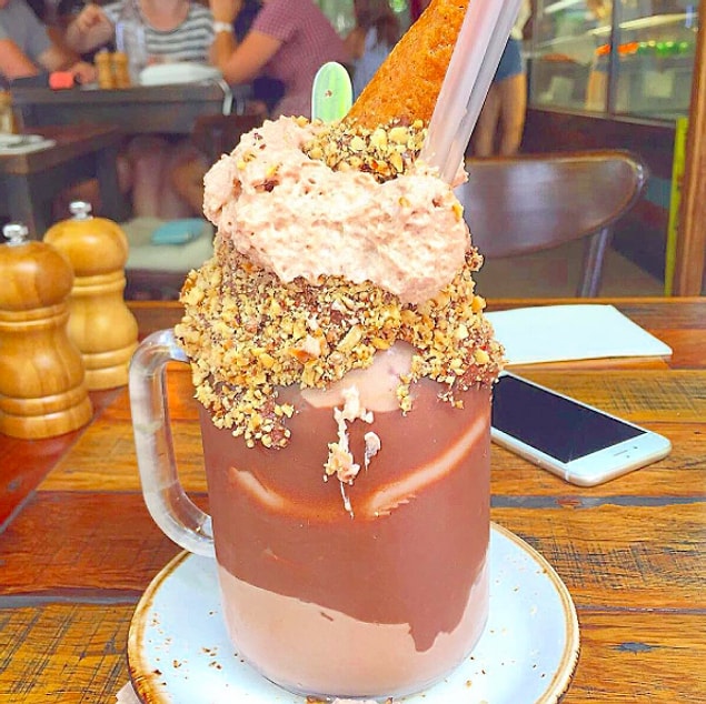 4. Milkshake dondurmanın içecek hali de olsa onlara yetmemiş belli ki!