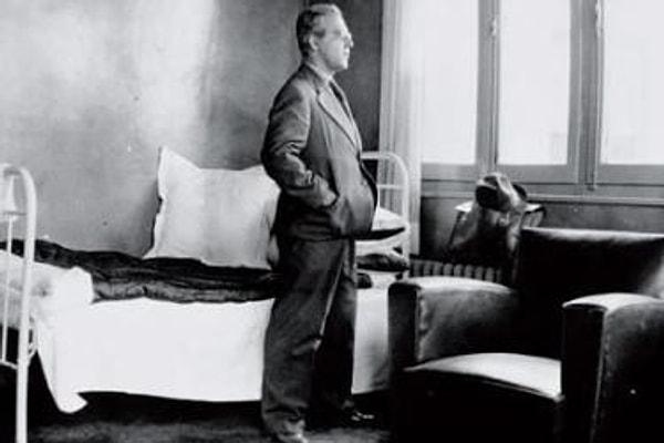 Bir arkadaş toplantısında Atatürk’ü yeren bir şiir okuduğu iddiasıyla 1932’de tutuklanarak bir yıla mahkum edilir.