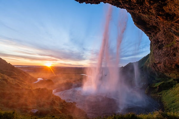 2. Сельяландсфосс на закате (Исландия)