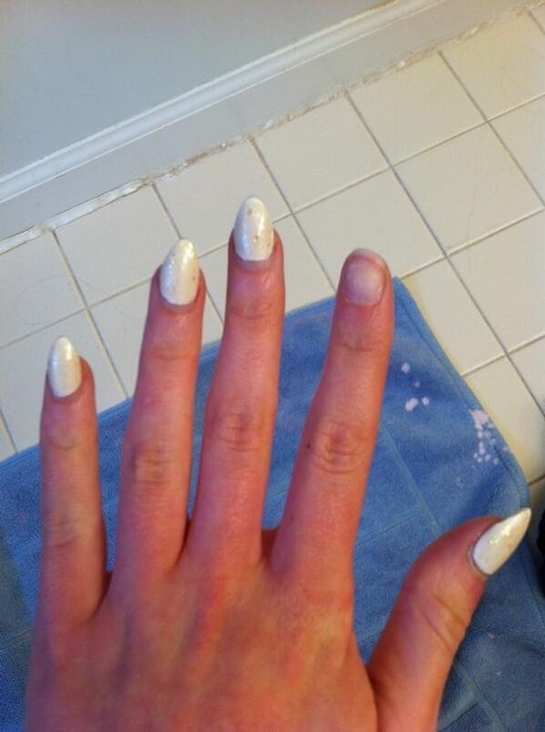 4. Когда с одного ногтя слез шеллак, и ты пытаешься преодолеть искушение содрать все остальные