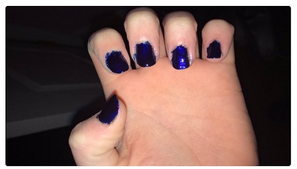 6. Когда пытаешься закрасить ноготь по краям, чтобы выглядело аккуратно, но вместо этого закрашиваешь кожу ВОКРУГ ногтя