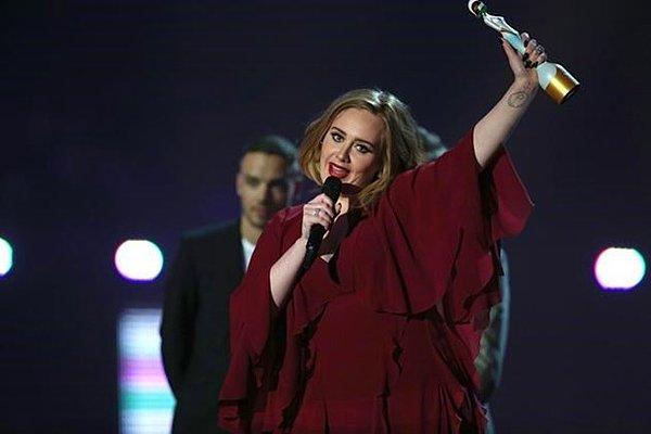 En İyi İngiliz Kadın Şarkıcı: Adele