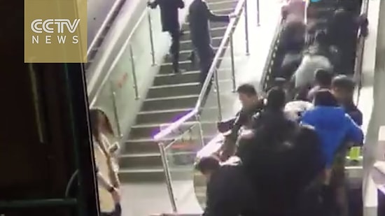 Что бывает, когда эскалатор внезапно начинает ехать в обратную сторону...