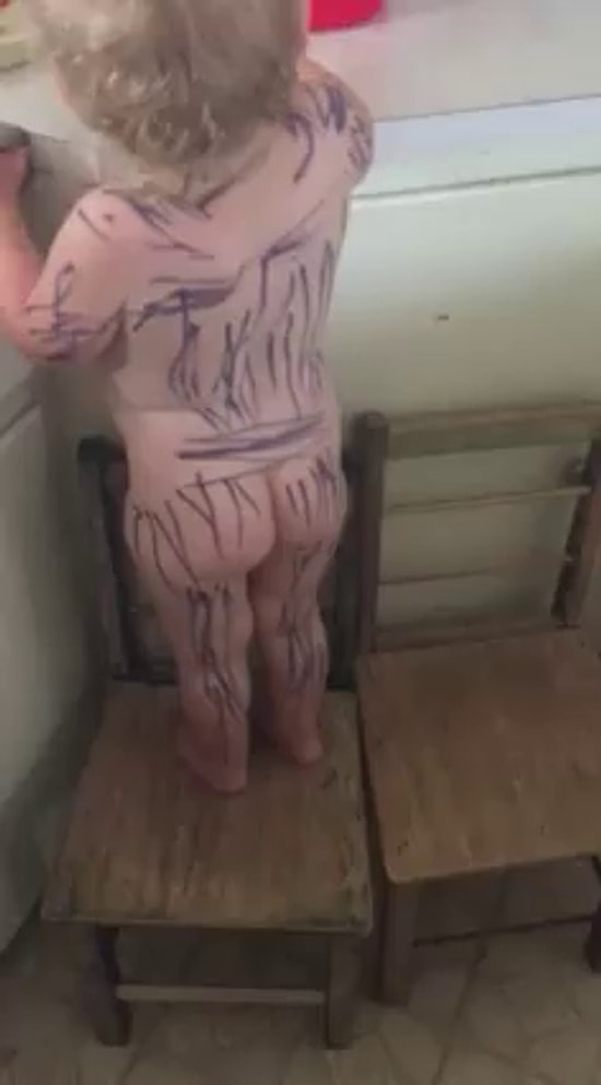 Девочка разрисовала младшую сестрёнку в зебру