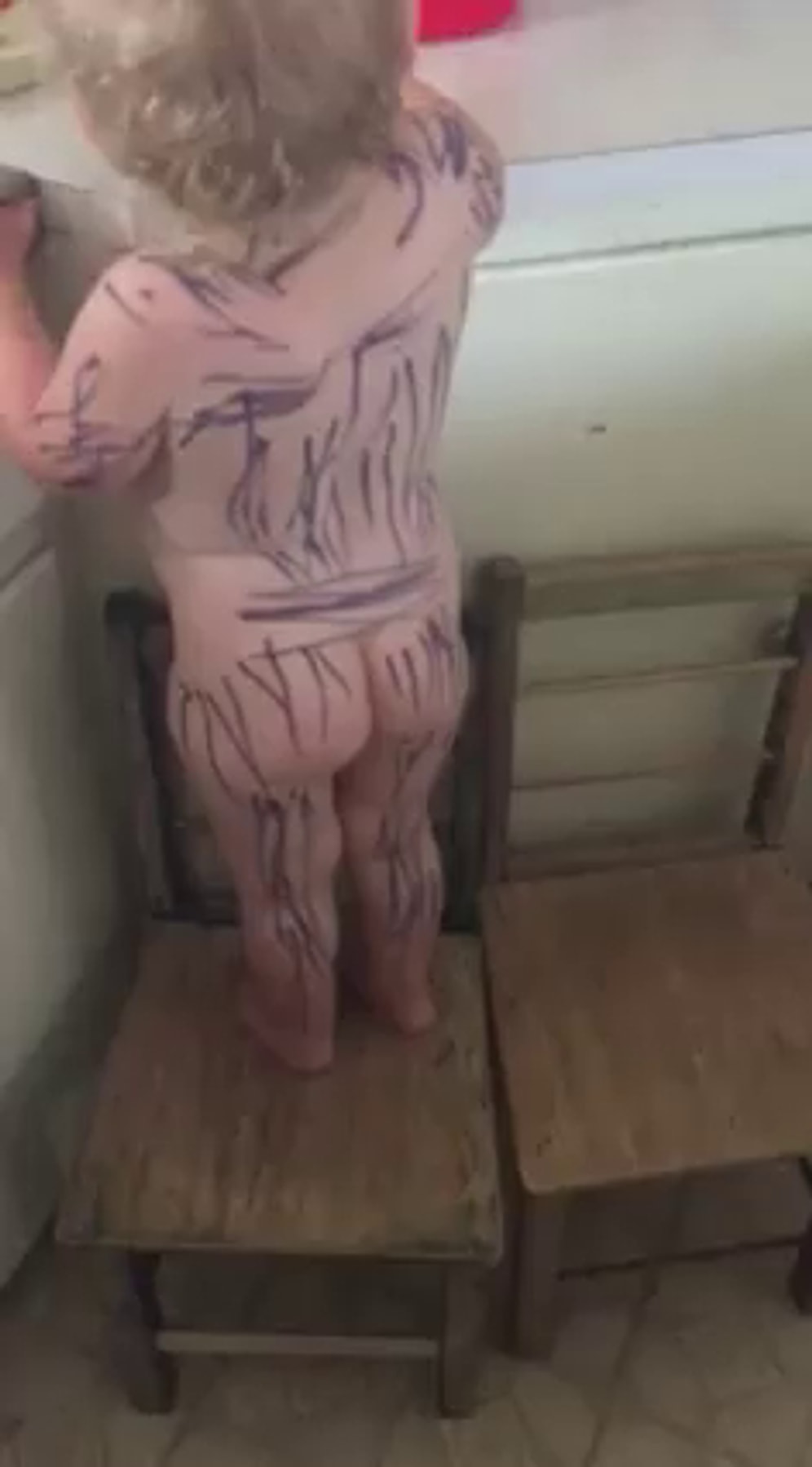 Девочка разрисовала младшую сестрёнку в зебру