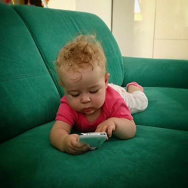 12. Сегодняшнее поколение детей учится разблокировке телефона быстрее, чем ходить!