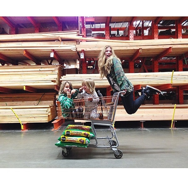 18. Шопинг вместе стал неотъемлемой частью их жизни! А почему нет?! Ведь это так весело!!!