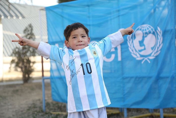 Poşetten Formasıyla Tanıdığımız Küçük Murtaza Messi İmzalı Formasına Kavuştu