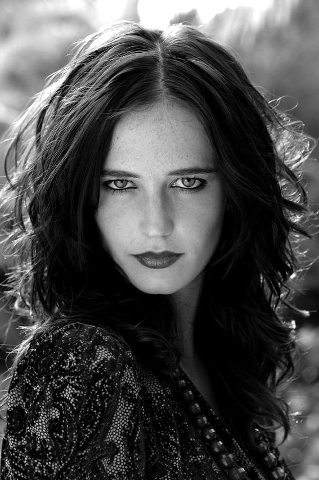 "Hooded eyes" yani düşük göz denince vermemiz gereken ilk örnek Eva Green.