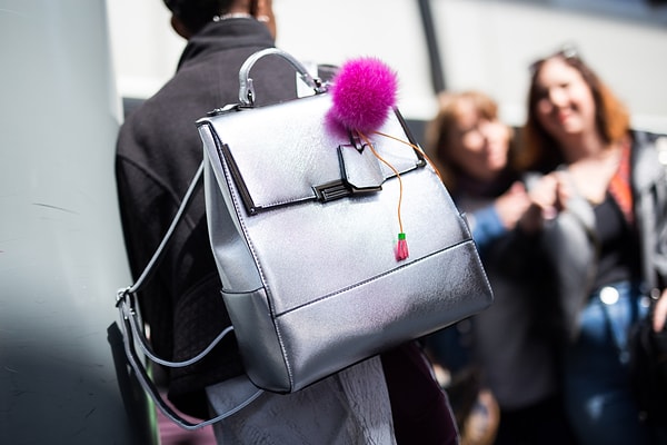 2. На сумках.