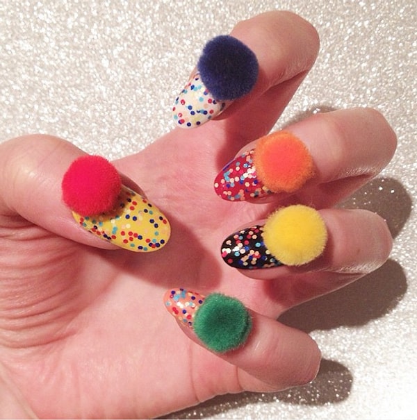 9. Можно использовать большие помпоны.