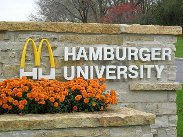 14. Bugüne kadar McDonald’s Hamburger Üniversitesi’nden, Hamburgerolog olarak tam 80 bin kişi mezun olmuştur.