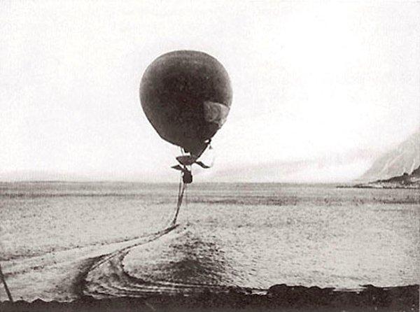 Havalanışından çok kısa bir süre sonra, balon aniden sürüklenmeye başladı ve suya battı. Ekip hemen ağırlıkları attı ve balon yeniden yükseldi.