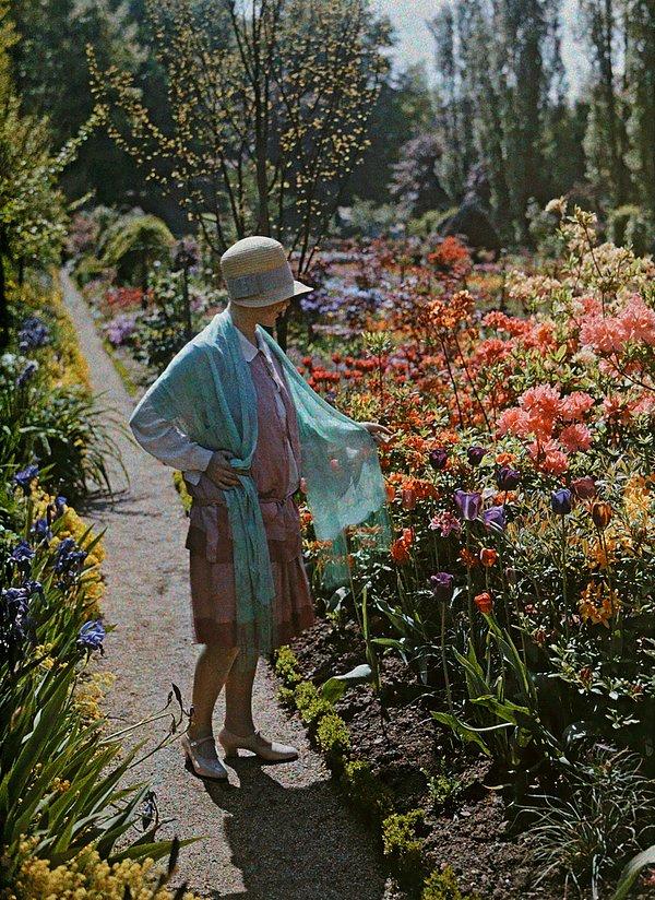 2. Almanya'da bir bahçede çiçeklerin arasındaki kadın. Haziran, 1928.