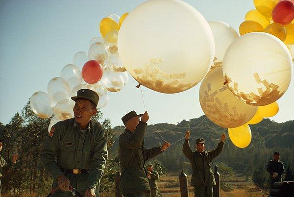 9. İçinde bildiri bulunduran balonları havaya bırakan askerler. Tayvan. Ocak, 1969.