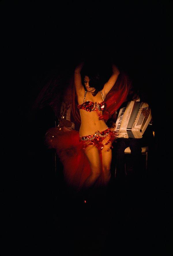 12. Mısırlı bir dansöz, gece kulübünde turistler için dans ederken. Kahire. 1972.