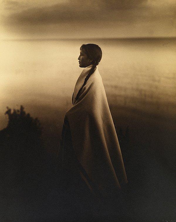 16. Ojibva isimli Kızılderili halkından bir kız. 1907.