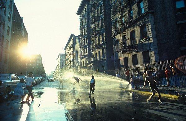 20. Sıcak bir günde yangın musluğu ile serinleyen çocuklar. Harlem, New York. 1977.