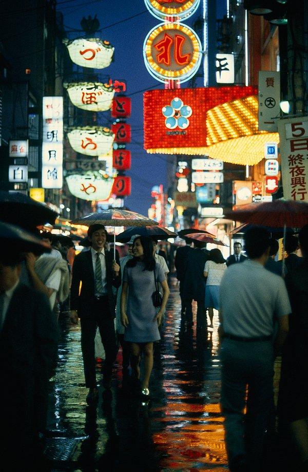 22. Hareketli Dotombori Sokağı'nda yürüyen insanlar. Osaka, Japonya. Mart, 1970.