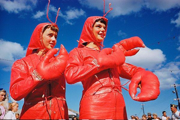 24. Istakoz Festivali için ıstakoz kılığına girmiş iki kız. Rockland, Maine. Eylül, 1952.