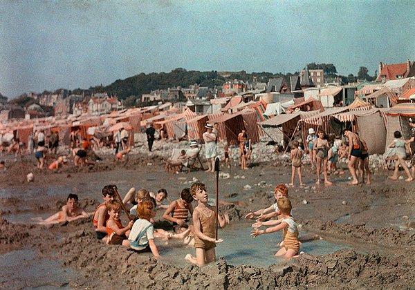 29. Kumun içine kazdıkları havuzlarda oynayan çocuklar. Le Havre, Fransa. 1936.
