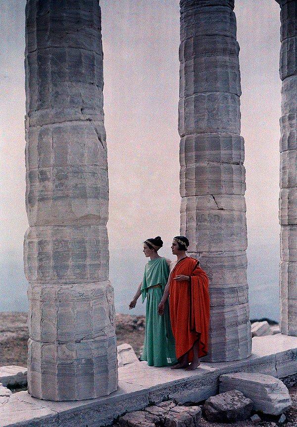 43. Poseidon Tapınağı'nda kostüm giymiş iki dansçı. Yunanistan. 1930.