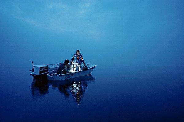 14. Radyoaktif akıntıyı incelemek üzere Susquehanna Nehri'ndeki sudan numune alan bilim insanları. Maryland. Mart, 1985.