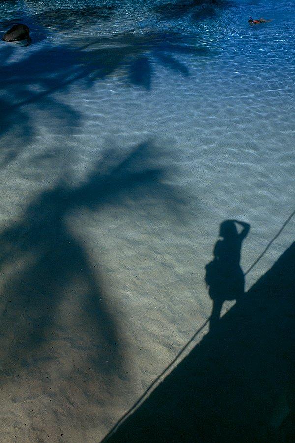 16. Palmiyelerin ve fotoğrafçının gölgesi okyanusun yüzeyine vuruyor. Tahiti, Polinezya. Mayıs, 1996.