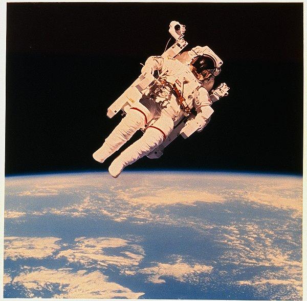 23. Astronot Bruce McCandless II, Challenger Uzay Mekiği'nden birkaç metre uzaklıkta havada süzülürken. McCandless, İnsanlı Manevra Ünitesi'ni kullanarak serbest uçuş yapan ilk astronot olmuştu. 1984.
