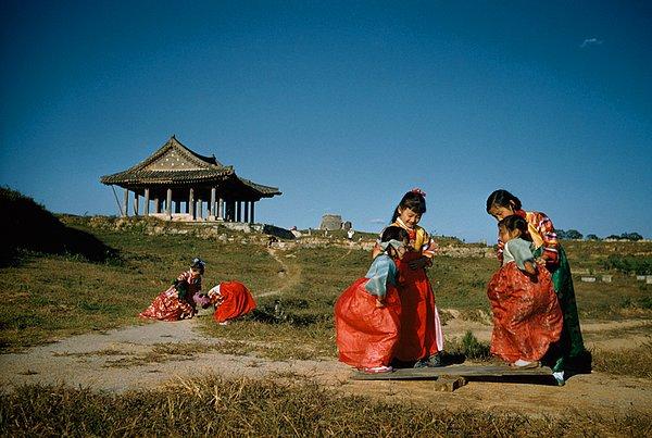 36. Yeni Yıl kostümleri içindeki küçük kızlar geçici tahterevallilerinde oynuyorlar. Suwon, Güney Kore. Mart, 1969.